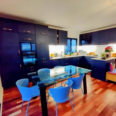 Modern Duplex With Sunny Rooftop Oasis! Appartamento *